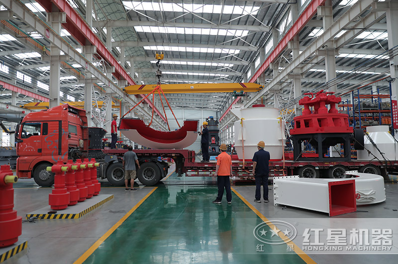 紅星高壓磨粉機(jī)裝車發(fā)貨現(xiàn)場